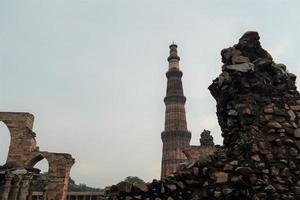 weergave van qutub minar- qutab minar road, delhi afbeelding -reis afbeelding foto