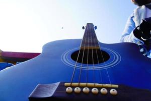 close-up van een afbeelding van een akoestische gitaar foto