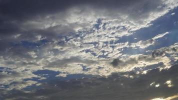 donkere wolk in de lucht in het dorp foto