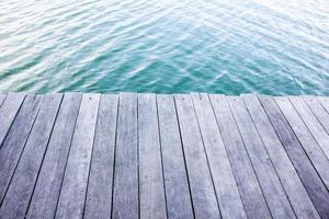 close-up plank houten tafelvloer met natuurlijke patroon textuur. lege houten plank achtergrond. water achtergrond foto