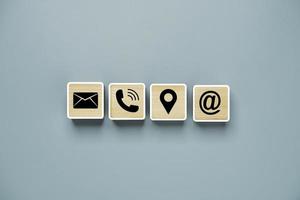zwarte letter telefoonlocatie en adrespictogrammen printscherm op houten kubusblok voor contactconcept voor klantenservice. foto