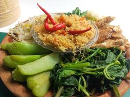 urap is een traditioneel Indonesisch gerecht in de vorm van gekookte gekookte groenten vermengd met gekruide geraspte kokos als smaakversterker foto