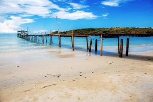 brug op het strand met lucht. foto