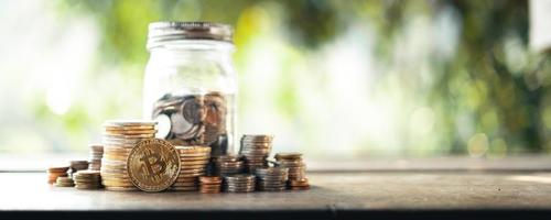 geld munt, geld besparen, natuurlijke achtergrond op houten tafel foto