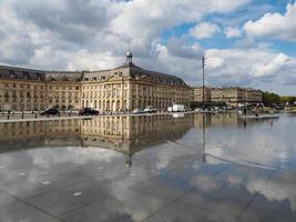 bordeaux, frankrijk, 2016. miroir d'eau op place de la bourse in bordeaux foto