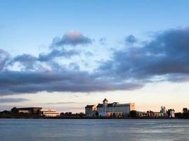 bordeaux, frankrijk, 2016. zicht op industriële gebouwen aan de overkant van de rivier de garonne foto