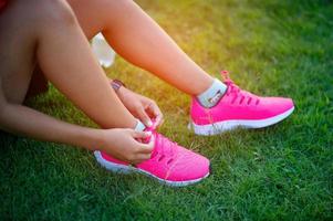 atleten binden schoenen voordat ze gaan sporten voor een goede gezondheid. foto
