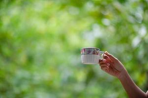 hand en warme koffiemokken in de ochtend. drank ideeën. foto