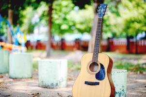 akoestische gitaar, een zeer goed klinkend instrument-muziekinstrumentconcept foto