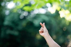 de hand die pure liefde uitdrukt schone witte handen, liefdesconcepten foto