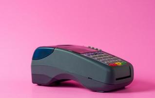 creditcardscanner op de roze achtergrond foto