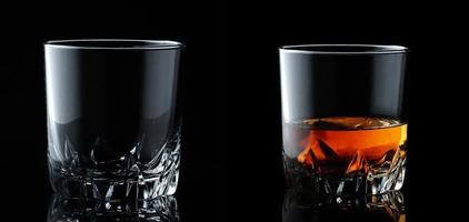 set van alcoholische dranken. Schotse whisky in elegant glas op zwarte achtergrond. foto