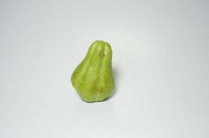 Verse chayote geïsoleerd op witte achtergrond foto