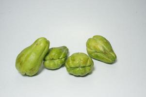 Verse chayote geïsoleerd op witte achtergrond foto