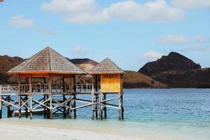 prachtig tropisch wit zandstrand in labuan bajo met prieel foto