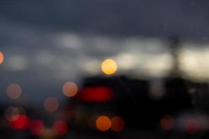 wazige autolichten in avondverkeer foto