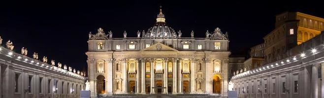 Sint-Pietersbasiliek in Vaticaanstad 's nachts verlicht, meesterwerk van Michelangelo en Bernini foto