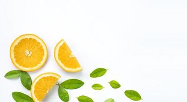 creatieve lay-out sinaasappelschijfjes met groene bladeren op witte achtergrond, plat gelegd met kopieerruimte voor tekst foto