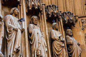 standbeelden van mensen bij de kathedraal in tarragona foto