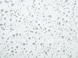 close-up regendruppels op glazen auto in het regenseizoen. foto