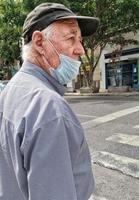 buenos aires, 2022. oude man met hoed en gezichtsmasker foto