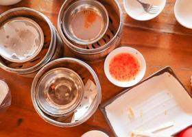 lege houten stoomboot op dim sum tafel na de lunch. foto