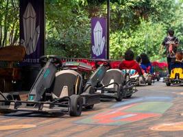 thailand, uttaradit, 2022-mensen die skelters rijden in amatist cafe foto