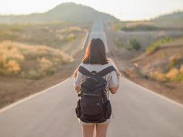 vrouw op de weg foto