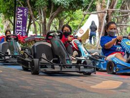 thailand, uttaradit, 2022-mensen die skelters rijden in amatist cafe foto