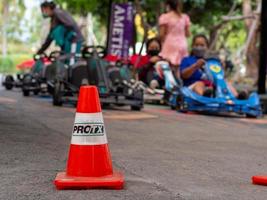 thailand, uttaradit, 2022-mensen die skelters rijden in amatist cafe foto