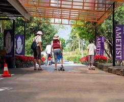 thailand, uttaradit, 2022-mensen rijden op skateboards bij amatist cafe foto