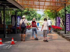 thailand, uttaradit, 2022 - ga karren en transporteren bij coffeeshopnaam amatist cafe foto