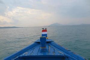 houten boot op oceaan foto