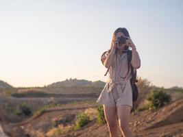 vrouw op de weg foto