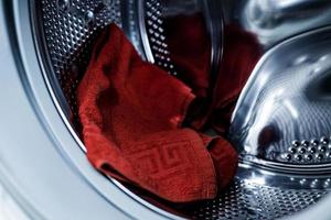 handdoek in de wasmachine foto