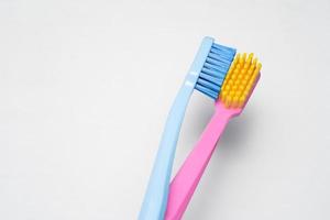 een conceptueel van een verliefde paar tandenborstel. tandenborstels brengen de menselijke relatie tussen een man en een vrouw over. foto