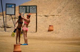 twee vrouwen snorkeluitrusting op het zandstrand foto