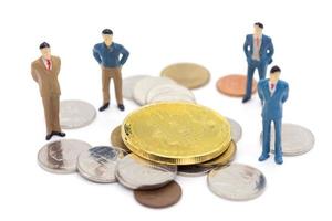 miniatuur zakenman en bitcoin op witte achtergrond foto