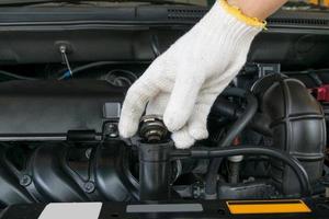 handopen metalen klepdeksel op een radiator voor motorkoeling foto