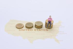 miniatuurmensen, zakenman die zich op Amerikaanse kaart bevindt foto