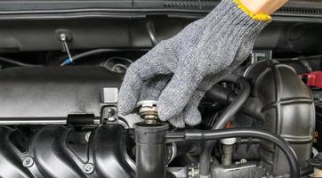 handopen metalen klepdeksel op een radiator voor motorkoeling foto