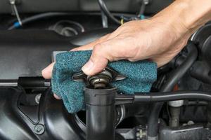 handopen metalen klepdeksel op een radiator voor motorkoeling foto