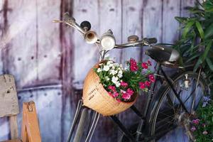 oude fiets en bloemen foto