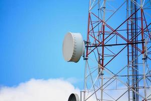 telecommunicatietoren en satelliet op blauwe hemel foto