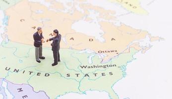 miniatuurmensen, zakenman die zich op Amerikaanse kaart bevindt foto