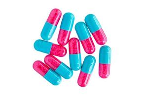 kleurrijke pillen die op witte achtergrond worden geïsoleerd foto
