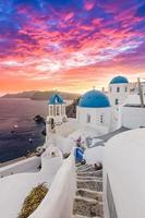 geweldig avondzicht op het eiland Santorini. pittoreske lente zonsondergang op de beroemde oia, griekenland, europa. reizende concept achtergrond. zomervakantie bestemming foto