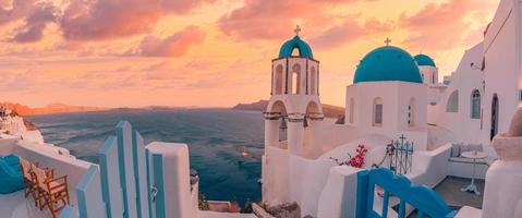 geweldig avondzicht op het eiland Santorini. pittoreske lente zonsondergang op de beroemde oia, griekenland, europa. reizende concept achtergrond. zomervakantie bestemming foto