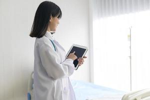 portret van een jonge vrouwelijke arts met een stethoscoop die werkt in het ziekenhuis, medisch en gezondheidszorgconcept foto
