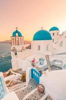 geweldig avondzicht op het eiland Santorini. pittoreske lente zonsondergang op de beroemde oia, griekenland, europa. reizende concept achtergrond. zomervakantie bestemming foto